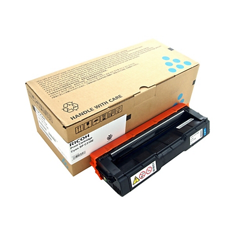 Eine geöffnete Schachtel mit einer RICOH-Druckerpatrone. Die Patrone ist schwarz und orange, die Schachtel braun und mit Warnhinweisen versehen.