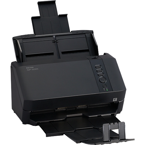 Schwarzer Ricoh Dokumentenscanner mit ausklappbarem Einzug und Ausgabefach vor weißem Hintergrund.