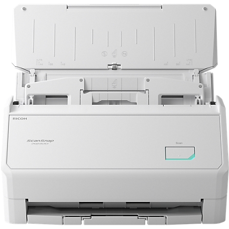 Weißer Ricoh ScanSnap Dokumentenscanner mit geöffneter Zufuhrklappe vor neutralem Hintergrund.