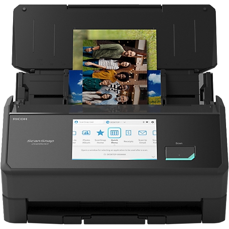 Schwarzer Ricoh ScanSnap Dokumentenscanner mit geöffnetem Einzug und Display mit Menüansicht.