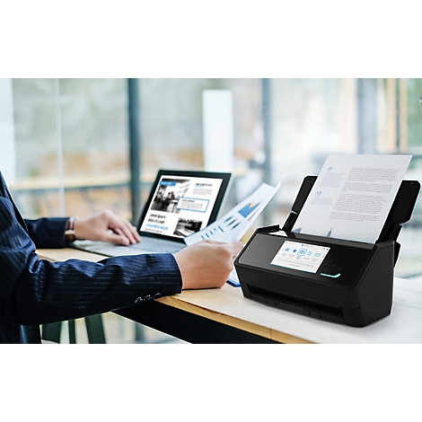 Ein Geschäftsmann nutzt einen Dokumentenscanner an einem Schreibtisch mit Laptop und Dokumenten.