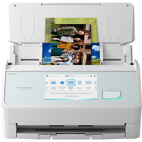 Weißer Ricoh ScanSnap Dokumentenscanner mit eingelegtem Foto, das eine lächelnde Personengruppe zeigt.