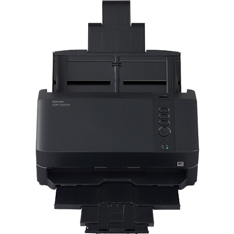 Schwarzer Ricoh fi-8250 Scanner in Frontalansicht mit ausgeklappten Papierfächern.