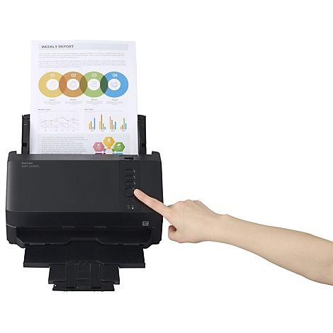 Hand drückt Starttaste an schwarzem Dokumentenscanner mit eingelegtem Bericht.