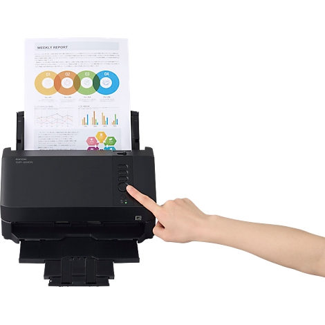 Eine Hand drückt die Starttaste an einem schwarzen Dokumentenscanner mit eingelegtem Wochenbericht.