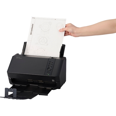 Hand legt ein Dokument in einen schwarzen Dokumentenscanner.