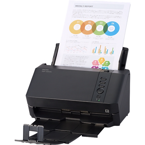 Ein schwarzer Ricoh Dokumentenscanner mit eingelegtem Wochenbericht-Dokument vor neutralem weissem Hintergrund.