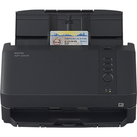 Schwarzer Dokumentenscanner von Ricoh, Modell SP-2240N, mit eingelegtem Führerschein im Einzug.