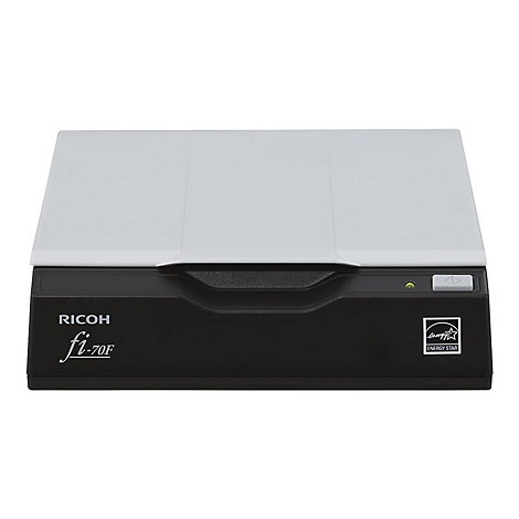 Un scanner à plat gris Ricoh, modèle fi-70F, avec un dessus blanc et un corps noir.