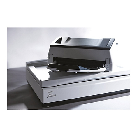 Ein weiÃŸ-grauer Dokumentenscanner mit geÃ¶ffnetem Deckel. Aufschrift Ricoh fi-7900.