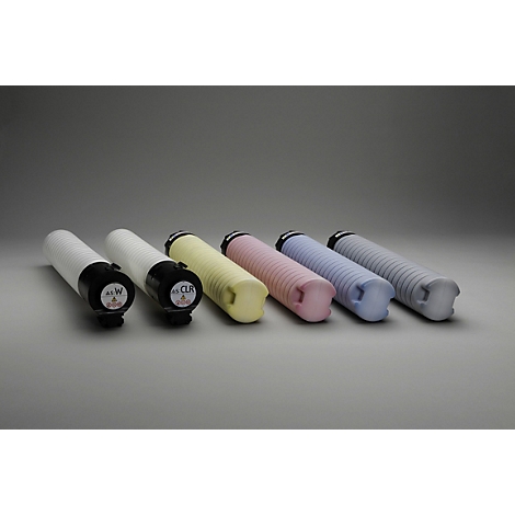 Sechs zylinderförmige Tonerkartuschen in verschiedenen Farben. Die Kartuschen liegen nebeneinander. Links weiß, dann gelb, rosa, hellblau und grau.