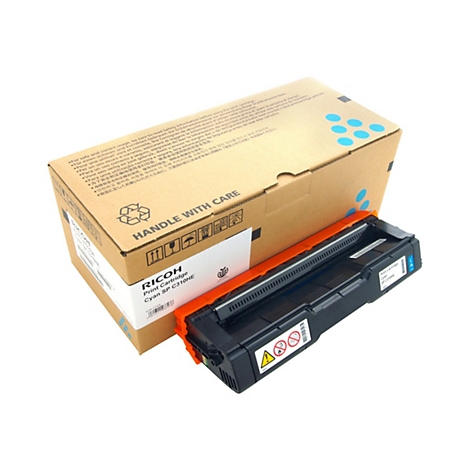 Ricoh Cyan Tonerpatrone SP C310HE vor ihrem braunen Originalkarton mit Sicherheitshinweisen.