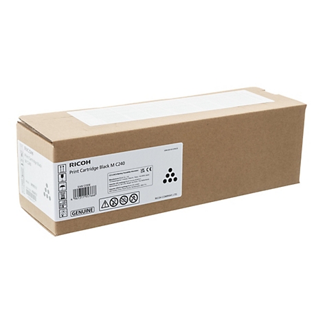 Eine rechteckige braune Kartonverpackung mit dem Aufdruck "RICOH Print Cartridge Black M C240". Auf der Verpackung befinden sich Labels mit Produktinformationen und Barcodes.