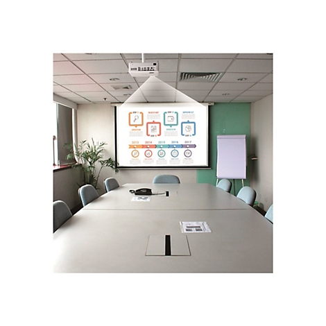 Ein Projektor projiziert auf eine Leinwand in einem Konferenzraum. Auf der Leinwand ist eine Infografik mit Diagrammen und Text abgebildet.