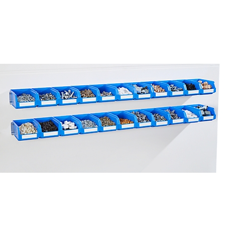 Dos filas de cajas azules montadas en la pared con diferentes piezas pequeñas, en una pared blanca. Las cajas están etiquetadas.