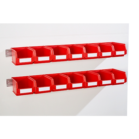 Estanterías de pared rojas con compartimentos; dos filas, cada una con 6 compartimentos con etiquetas blancas. Montadas en una pared blanca.