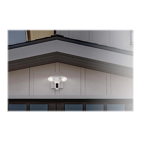 Weiße Außenleuchte mit zwei LED-Strahlern und Kamera, an einer Hauswand montiert.