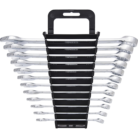 Ein Set glänzender Schraubenschlüssel in einem schwarzen Halter, der an eine Leiter erinnert.