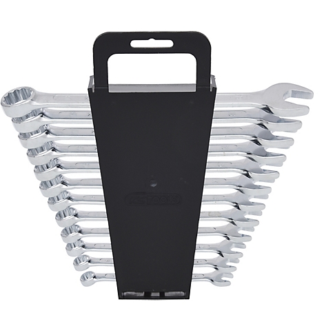 Ein Set silberfarbener Schraubenschlüssel in einem schwarzen Halter.