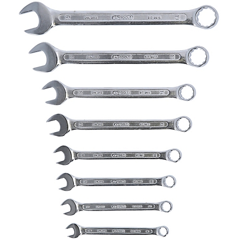 Sieben Schraubenschlüssel, die nebeneinander auf weißem Hintergrund liegen. Jeder hat eine andere Größe und Form.