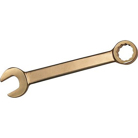 Ein goldfarbener Schraubenschlüssel liegt diagonal vor weissem Hintergrund. Einmal als Maulschlüssel, einmal als Ringmutter.