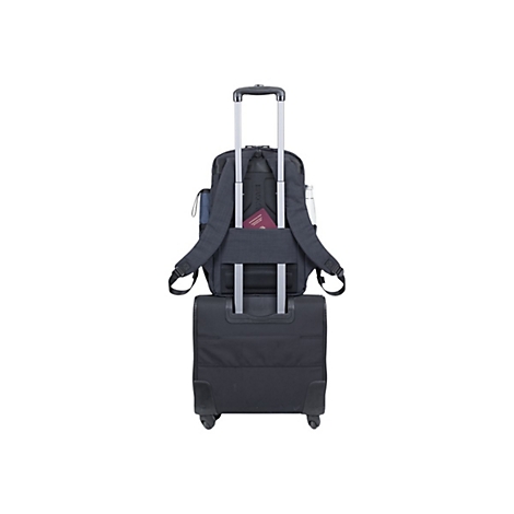 Schwarzer Rucksack auf einem Trolley. Ein Reisepass ist in der Ã–ffnung des Rucksacks zu sehen.