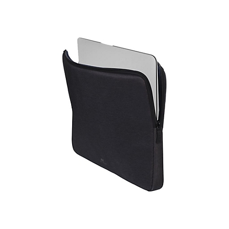 Eine schwarze Laptoptasche mit ReiÃŸverschluss, in der sich ein silberner Laptop befindet. Auf weiÃŸem Hintergrund.
