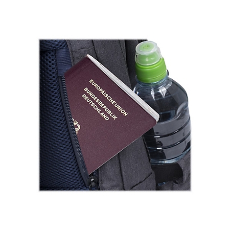 Blick in eine Rucksacktasche: Reisepass, Wasserflasche. Pass mit Schriftzug 'EuropÃ¤ische Union, Bundesrepublik Deutschland'.