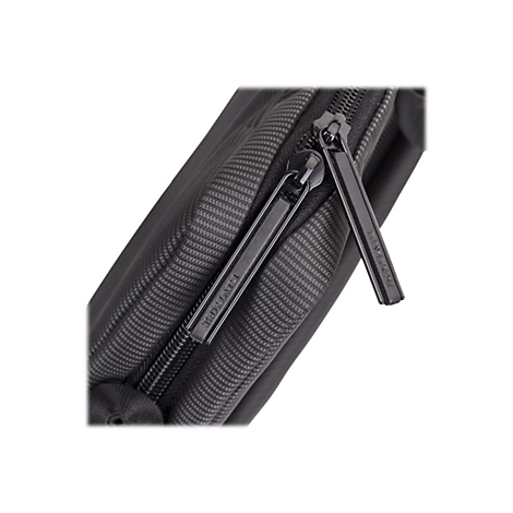 Detailaufnahme des schwarzen ReiÃŸverschlusses einer Tasche. Auf dem Zipper steht RIVACASE.