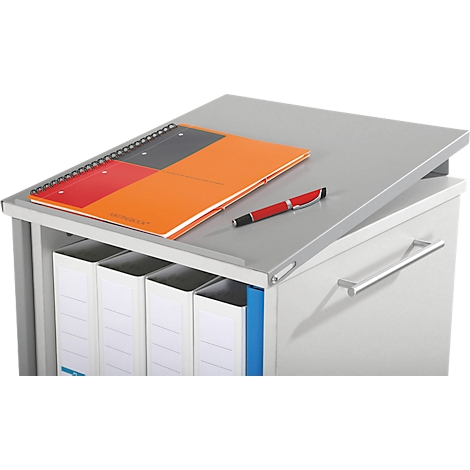 Un classeur en métal gris avec une surface de travail ouverte, sur laquelle reposent un bloc-notes, un dossier et un stylo.