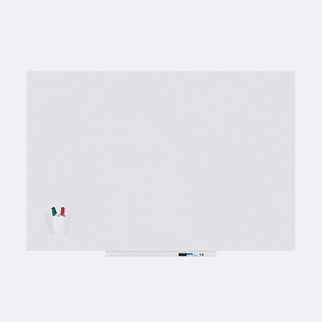 Grand tableau blanc avec marqueurs et porte-stylo.