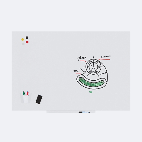 Un tableau blanc avec dessin technique, marqueurs, aimants et un stylo.