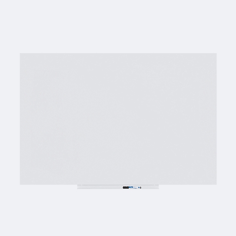 Groot, rechthoekig whiteboard, gecentreerd. Er ligt een pen onder.