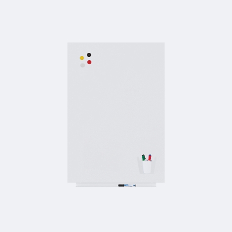 Wit whiteboard met gekleurde magneten, pennen en penhouder.