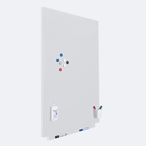 Groot wit magnetisch bord, magneten, pennenhouder, pennen en stiften.