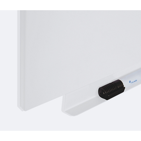 Nahaufnahme einer weißen Tafel mit Stifthalter und einem Stift.