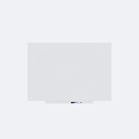 Große, rechteckige, weiße Tafel mit Ablageleiste und Stifthaltern. Auf weißem Hintergrund.