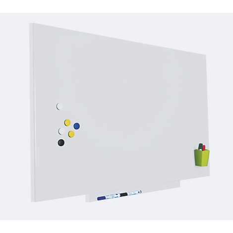 Große weiße Magnettafel mit Stifthalter und bunten Magneten. Ein Stift liegt darunter.