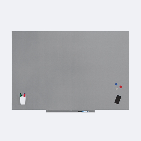 Graue Magnettafel mit Stifthalter, Stiften, Magneten und Boardmarker.