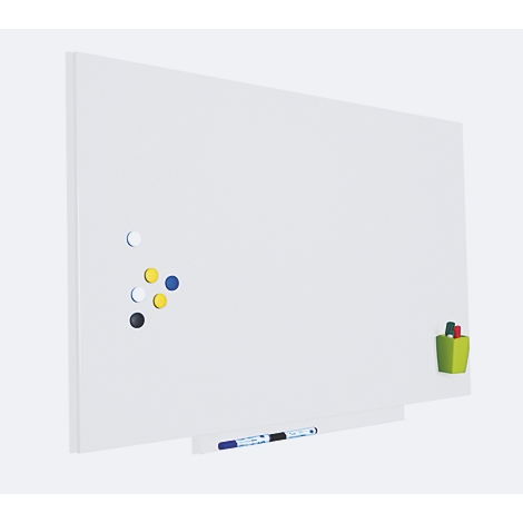 Große, weiße Magnettafel, Magnete in verschiedenen Farben, Stiftehalter und Stifte.