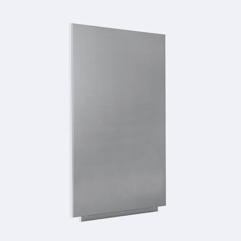 Graue, rechteckige Metallplatte vor hellem Hintergrund. Unten ein schmaler Ansatz.