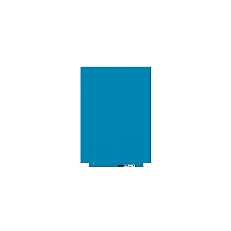 Blauw whiteboard tegen witte achtergrond. Pennen en pennenhouder aan de onderkant.