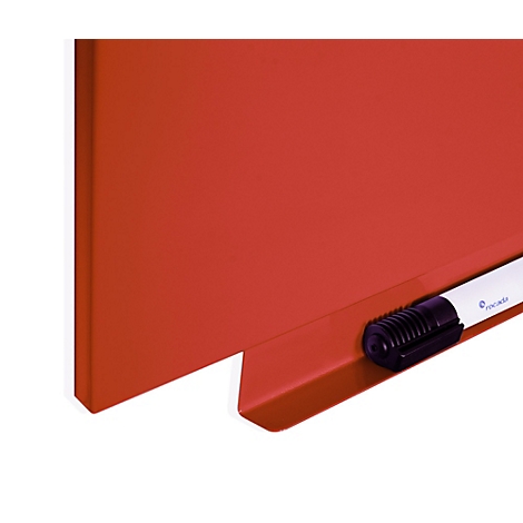 Rote Tafel mit Ablage und Stift.