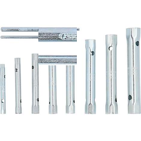 Eine Reihe von silberfarbenen, zylindrischen Schraubenschlüsseln unterschiedlicher Größe, alle aufgereiht. Oben liegen zwei zusätzliche Werkzeuge.
