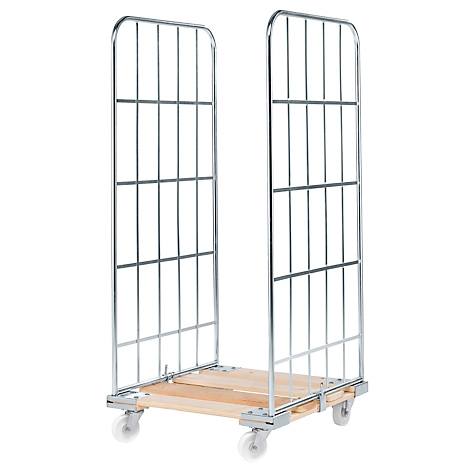 Een lege, rollende metalen gaaswagen met houten vloer op een witte achtergrond.