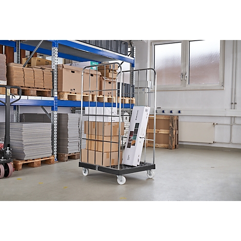 Rolcontainer met dozen en een pakket. Op de achtergrond magazijnrekken.