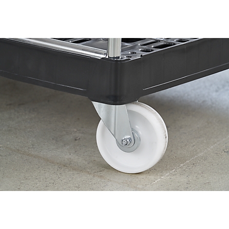 Close-up van het wiel van een zwarte serveerwagen. Het wiel is wit en zwenkbaar.
