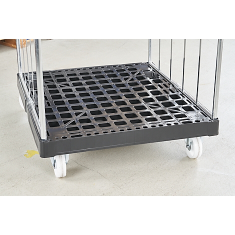 Zwarte rolcontainer met metalen frame en kunststof vloer. Wielen onderaan, leeg.