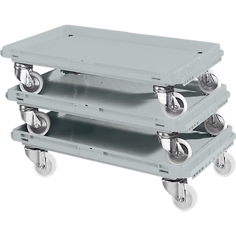 Drei graue Kunststoffkisten, übereinandergestapelt, auf Rollen. Sie sind leer und für den Transport gedacht.