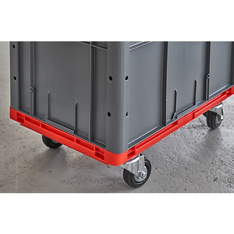 Caja de transporte gris con base roja sobre ruedas. Vista detallada.